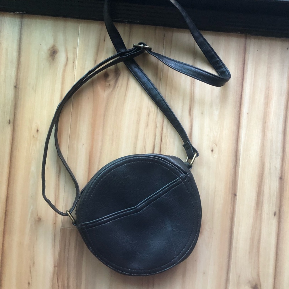 Round black simple purse